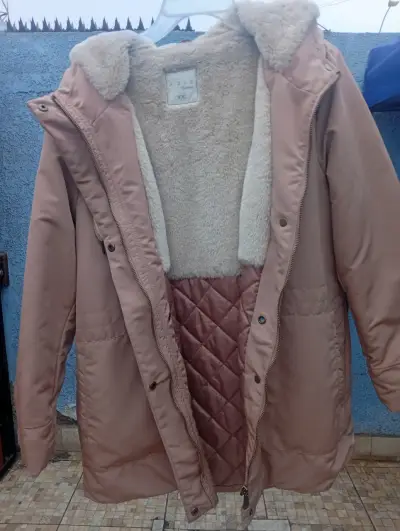 Abrigo de invierno con capucha color rosa - miniatura 3