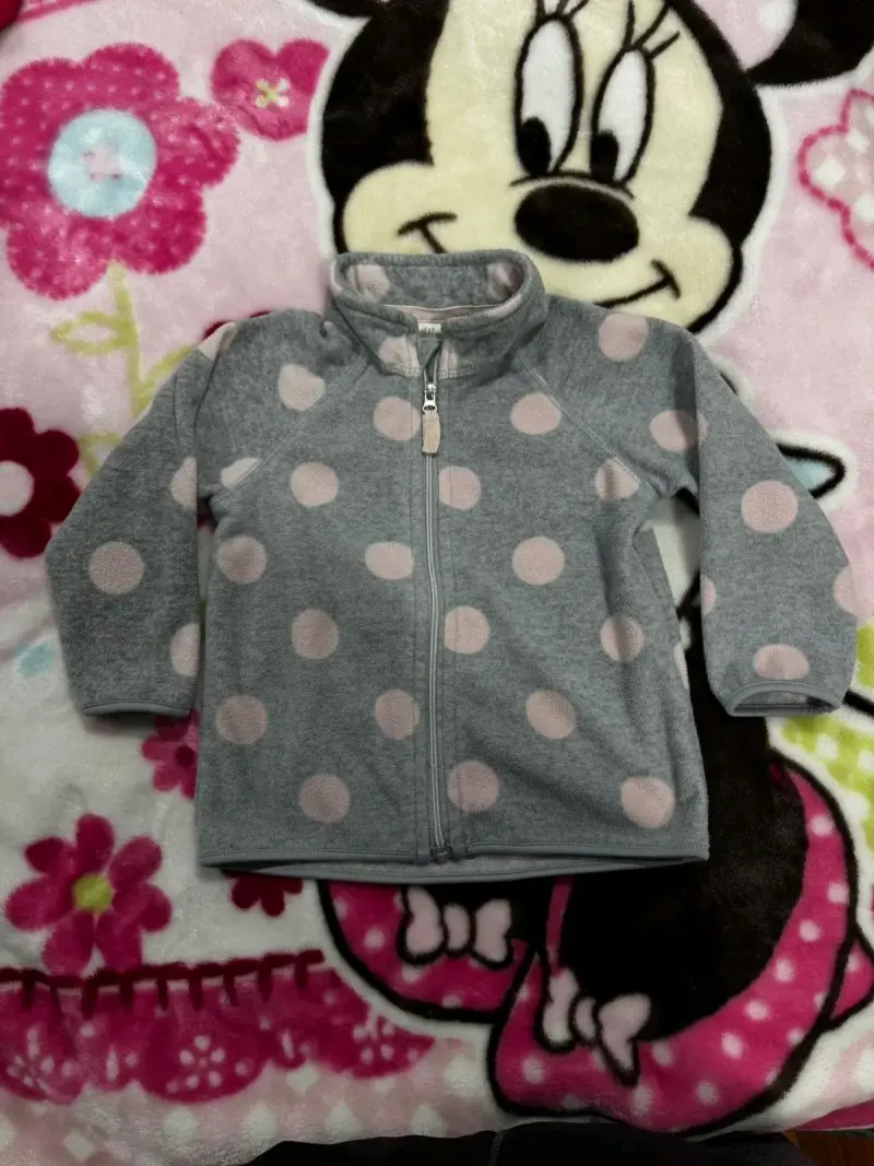 Chaqueta polar gris con lunares para niña