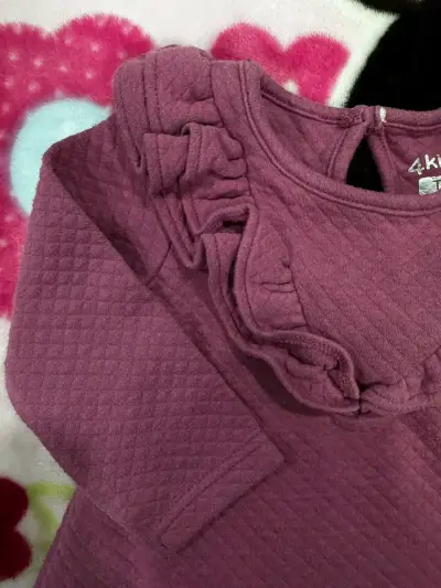 Vestido morado para niña con volantes - miniatura 1