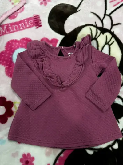 Vestido morado para niña con volantes - miniatura 2