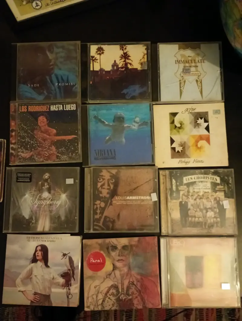 Colección de CDs de música variada