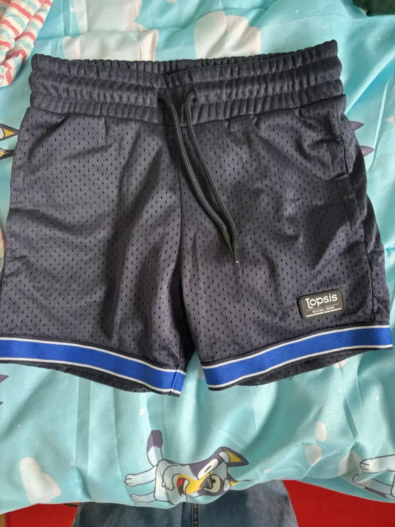 Short deportivo negro con detalles azules