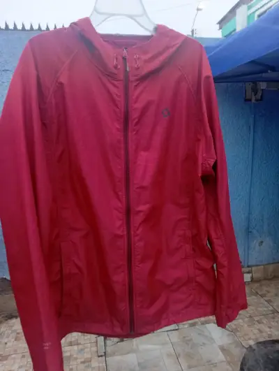 Chaqueta deportiva roja con capucha - miniatura 1