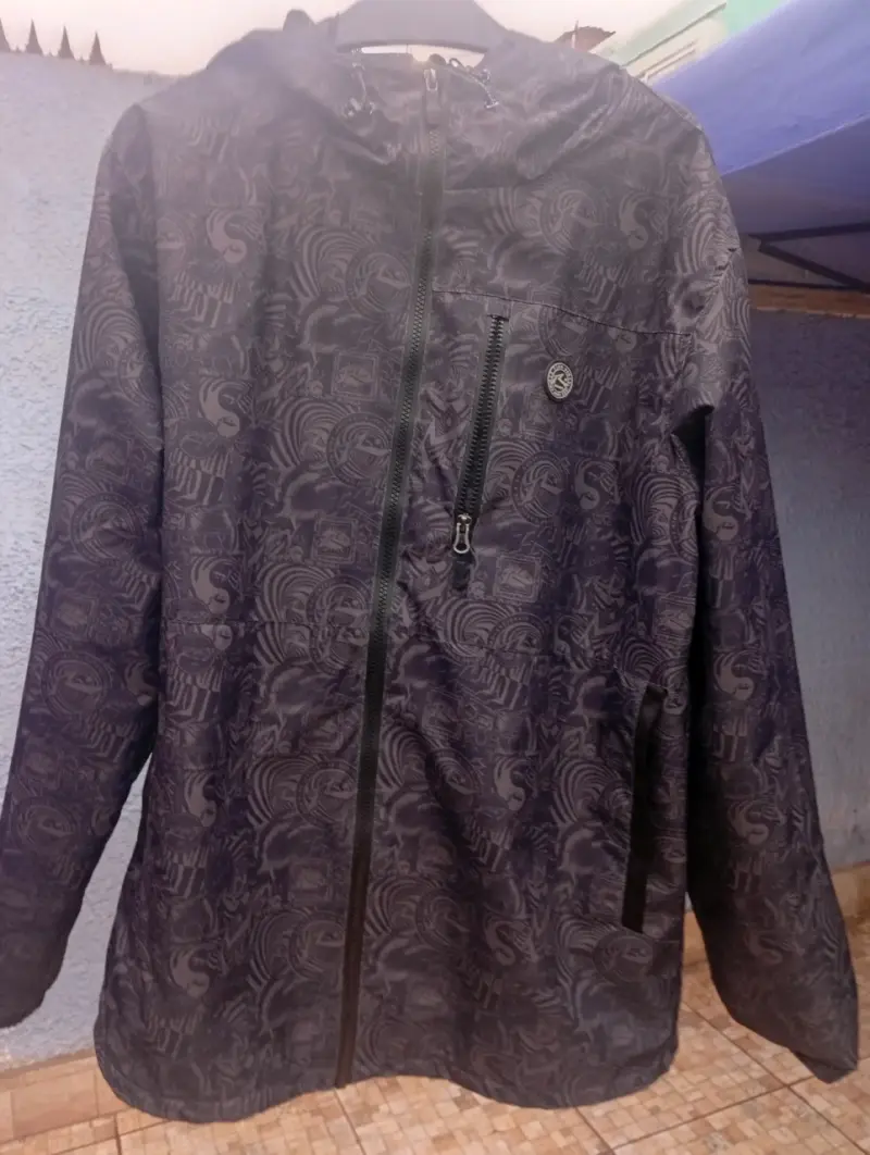 Chaqueta impermeable con capucha diseño estampado - 1