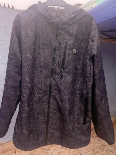 Chaqueta impermeable con capucha diseño estampado - miniatura 1