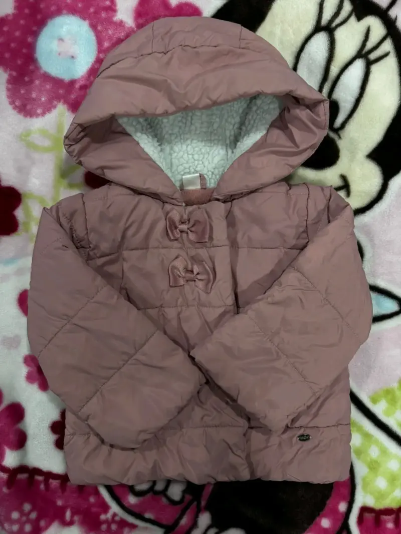 Chaqueta acolchada para niña con capucha