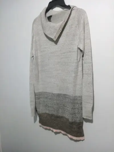 Suéter de lana gris con cuello alto - miniatura 1