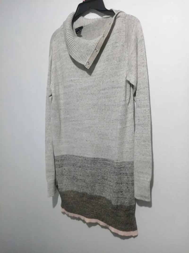 Suéter de lana gris con cuello alto - 2