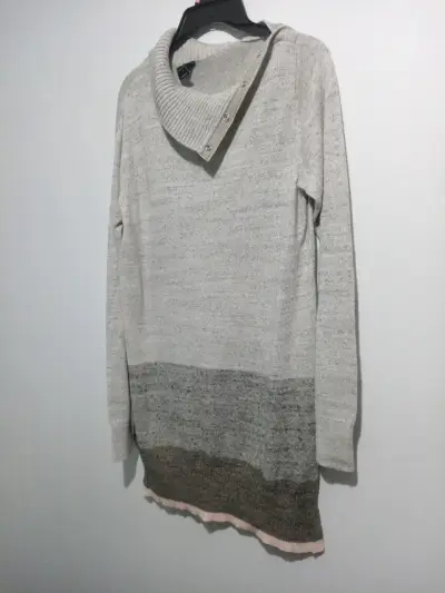 Suéter de lana gris con cuello alto - miniatura 2