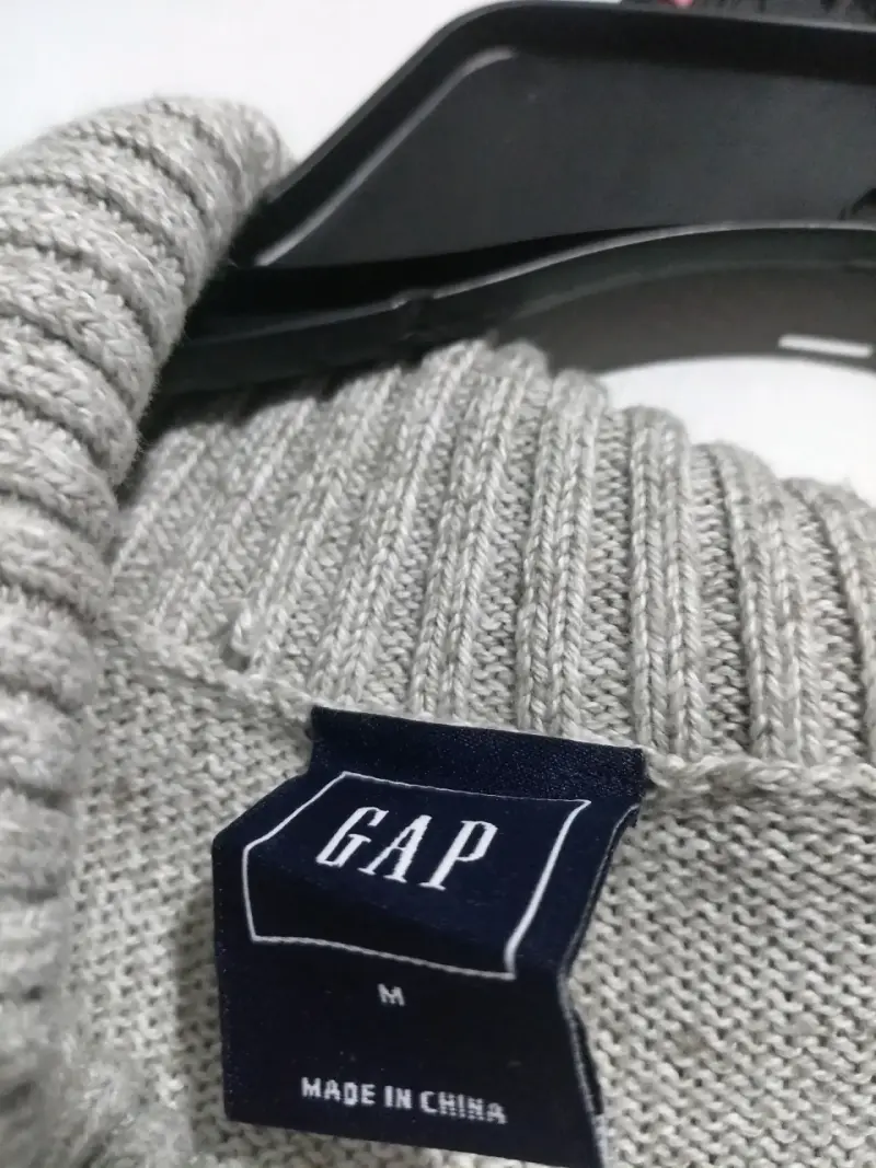Suéter de lana gris con cuello alto - 3