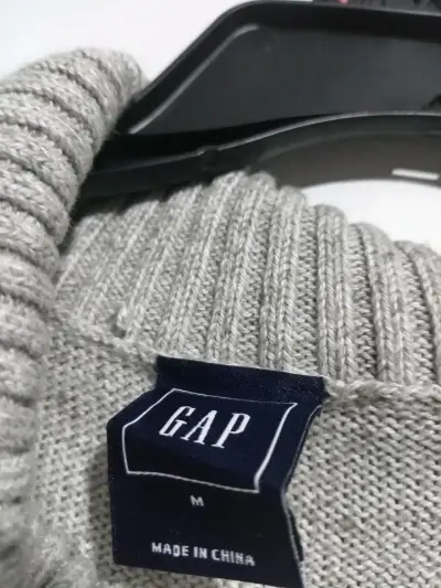 Suéter de lana gris con cuello alto - miniatura 3