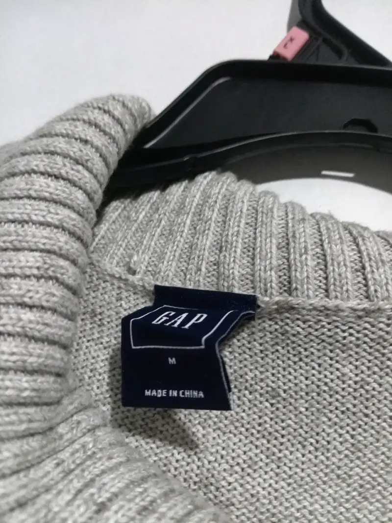 Suéter de lana gris con cuello alto - 4