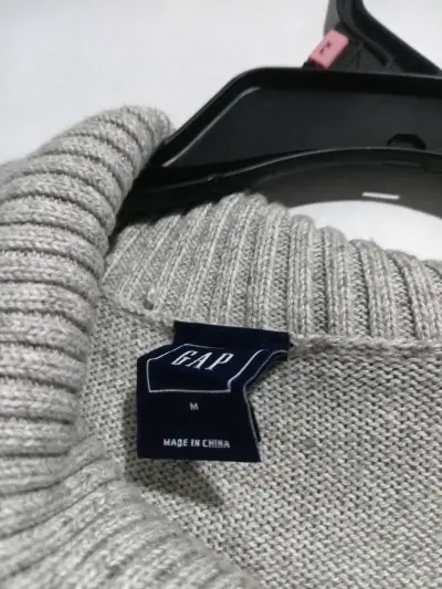 Suéter de lana gris con cuello alto - miniatura 4