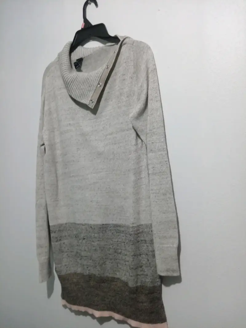 Suéter de lana gris con cuello alto - 5