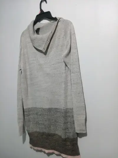 Suéter de lana gris con cuello alto - miniatura 5