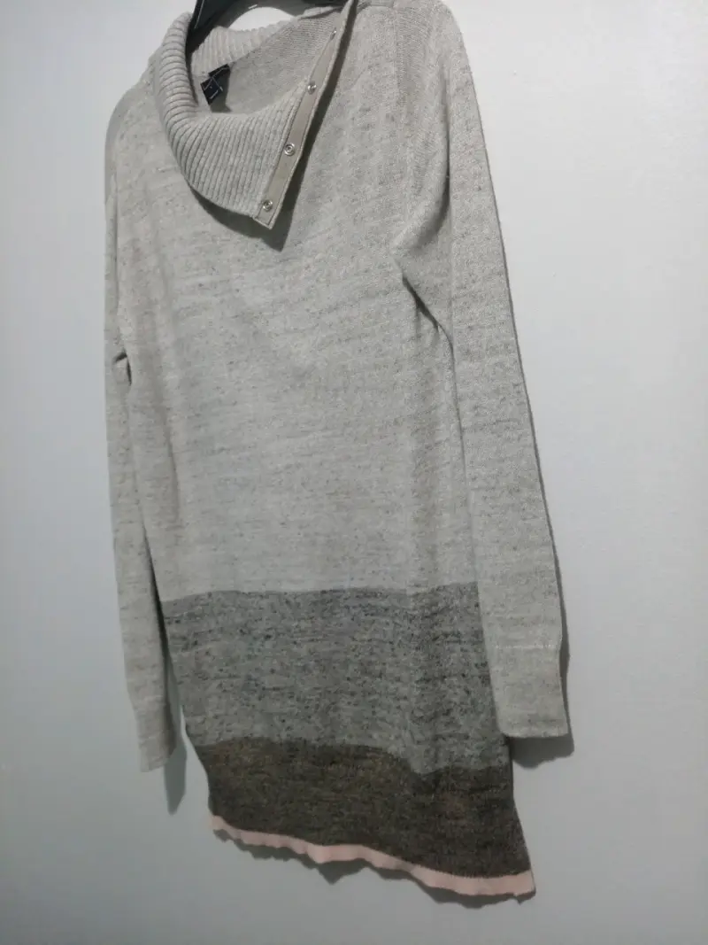 Suéter de lana gris con cuello alto - 6