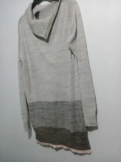 Suéter de lana gris con cuello alto - miniatura 6