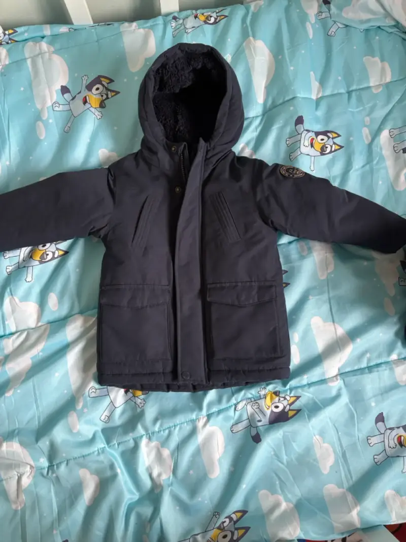 Parka azul con chiporro