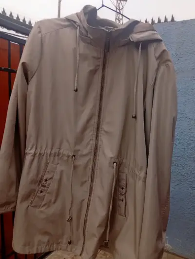 Parka beige con capucha y cierre frontal - miniatura 1