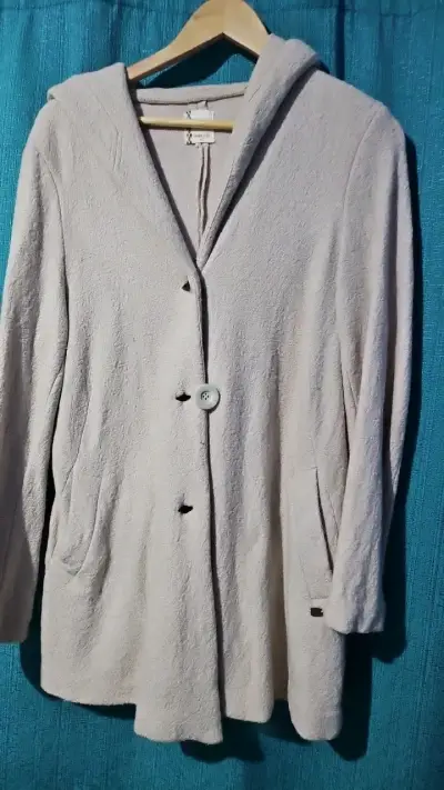 Abrigo Umbrale beige con capucha y botones - miniatura 1