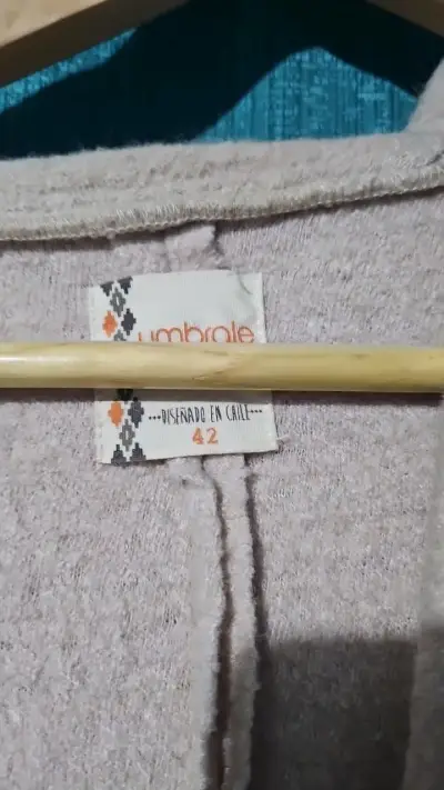 Abrigo Umbrale beige con capucha y botones - miniatura 2
