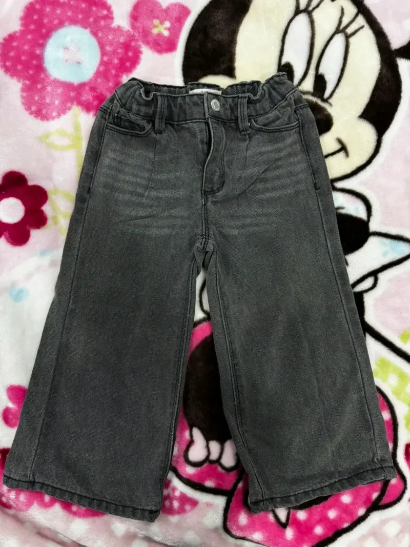 Pantalones de mezclilla gris para niña