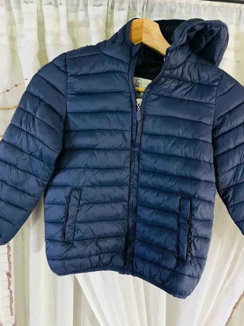 Chaqueta acolchada azul con capucha para niño