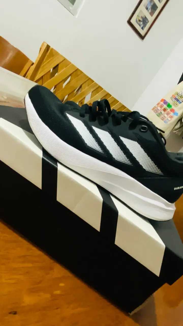 Zapatillas deportivas negras con rayas blancas - 1