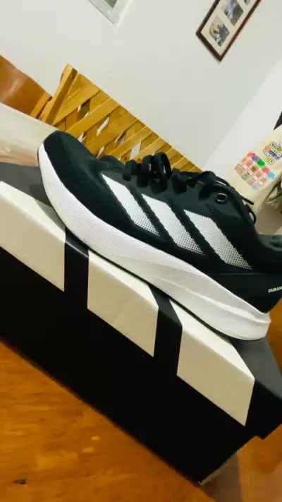 Zapatillas deportivas negras con rayas blancas - miniatura 1