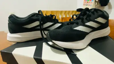 Zapatillas deportivas negras con rayas blancas - miniatura 2
