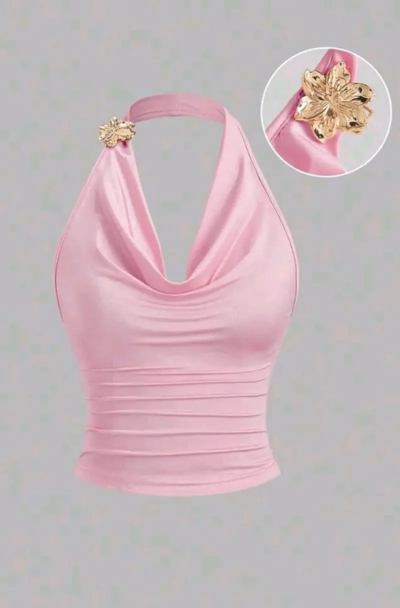 Top halter rosa con detalle floral