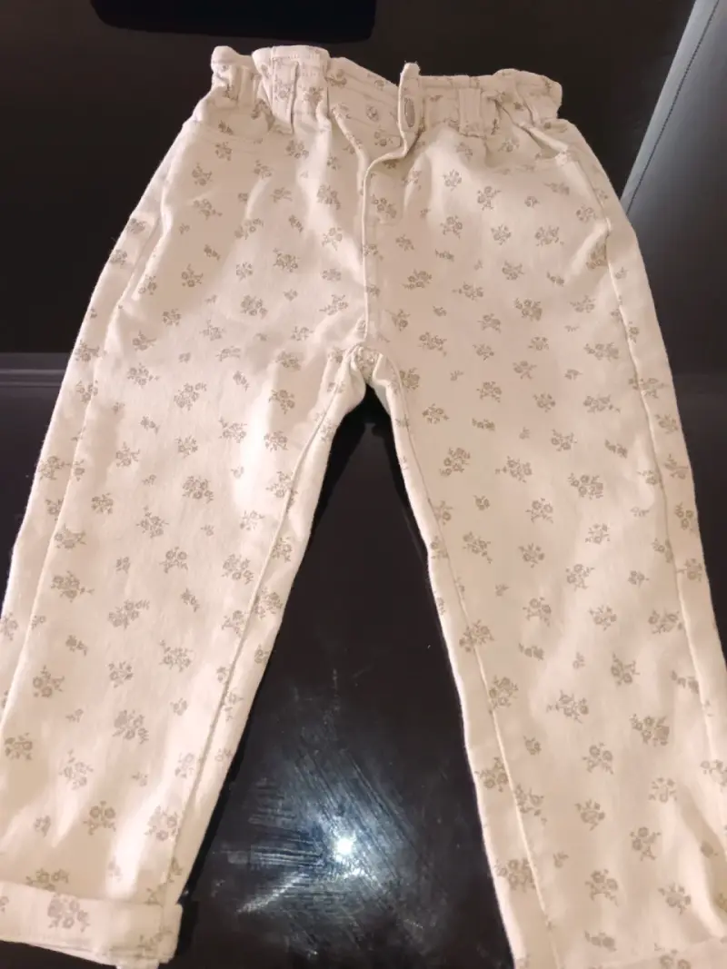 Pantalones de bebé con estampado floral