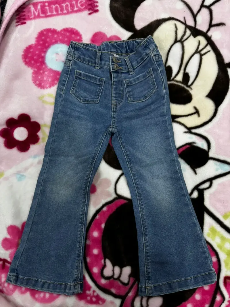 Jeans de niña azul con corte acampanado