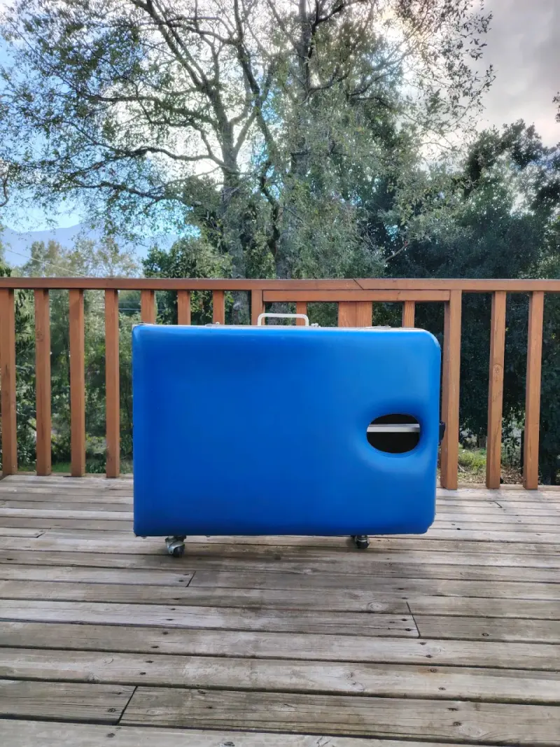 Camilla de masaje portátil azul con ruedas