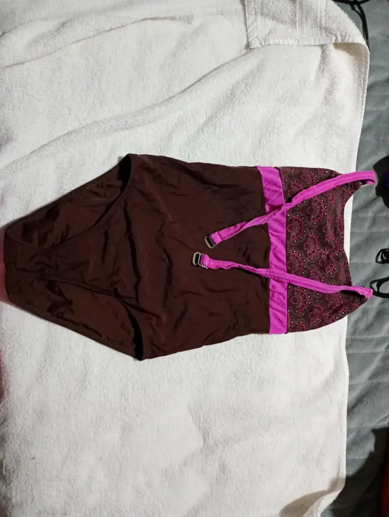 Traje de baño marrón con detalles rosados
