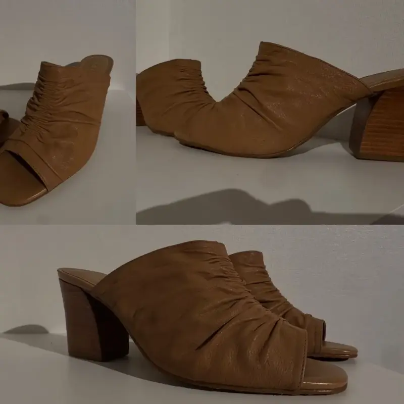 Sandalias de tacón marrón con diseño plisado