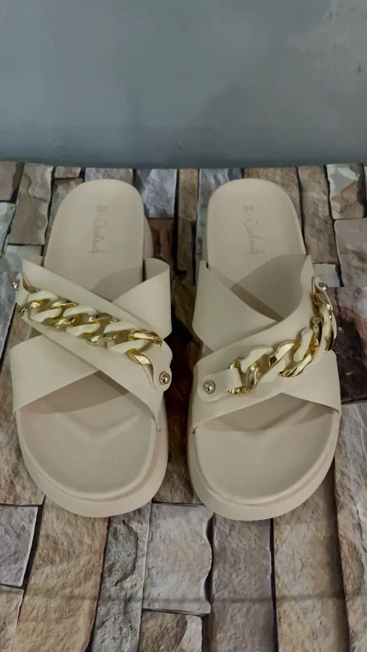 Sandalias beige con cadena dorada