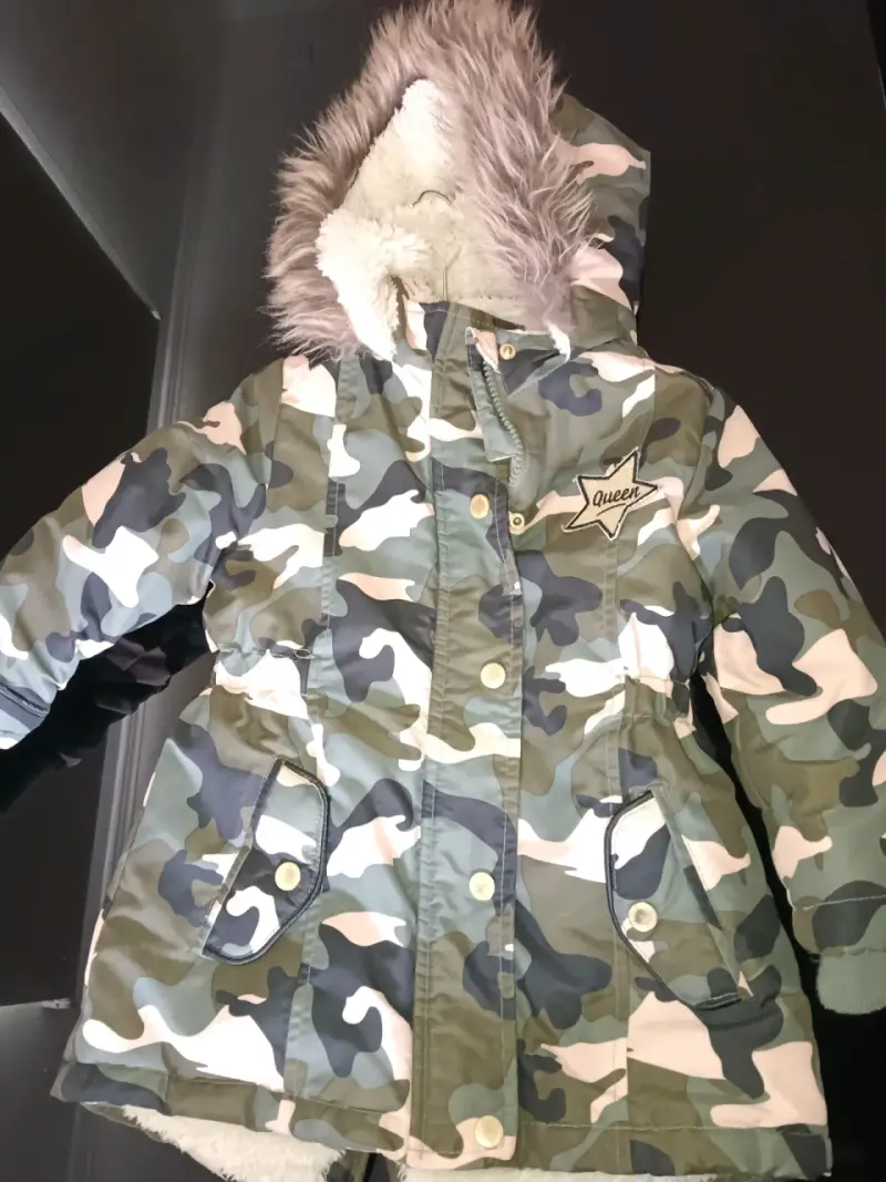 Parka camuflada con capucha de piel sintética