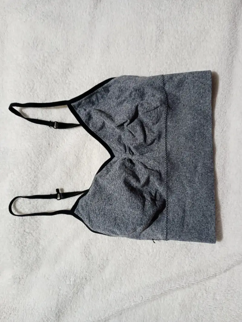 Top deportivo gris con tirantes ajustables
