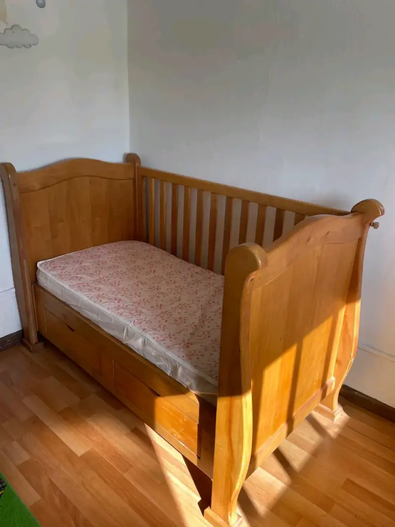VALOR CONVERSABLE Cuna de madera con colchón i - 1