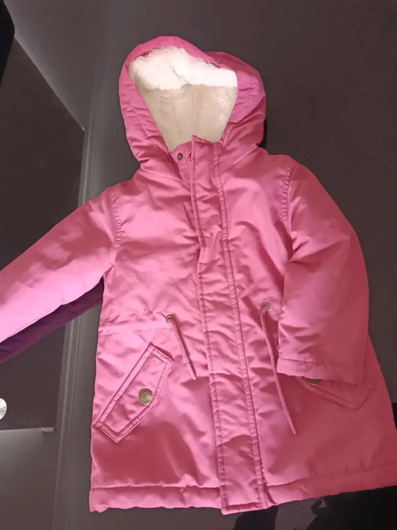 Abrigo infantil rosado con capucha