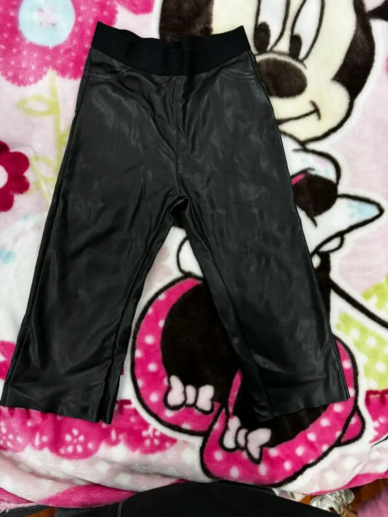 Pantalones de cuero sintético negros para niña