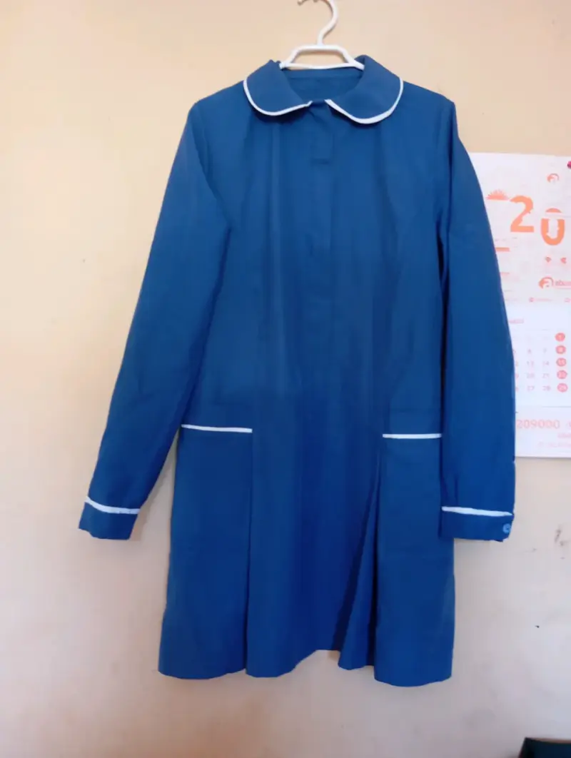 Delantal escolar azul con ribetes blancos - 1
