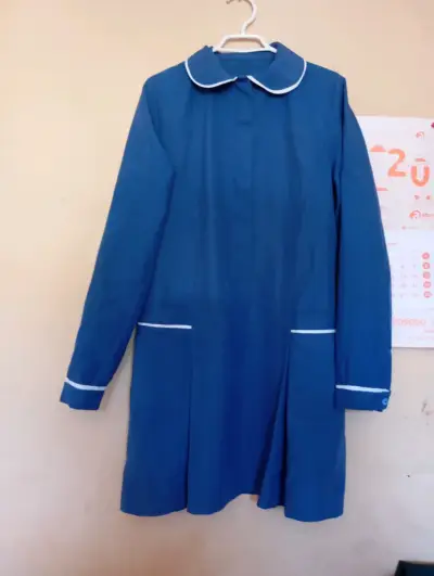 Delantal escolar azul con ribetes blancos - miniatura 1