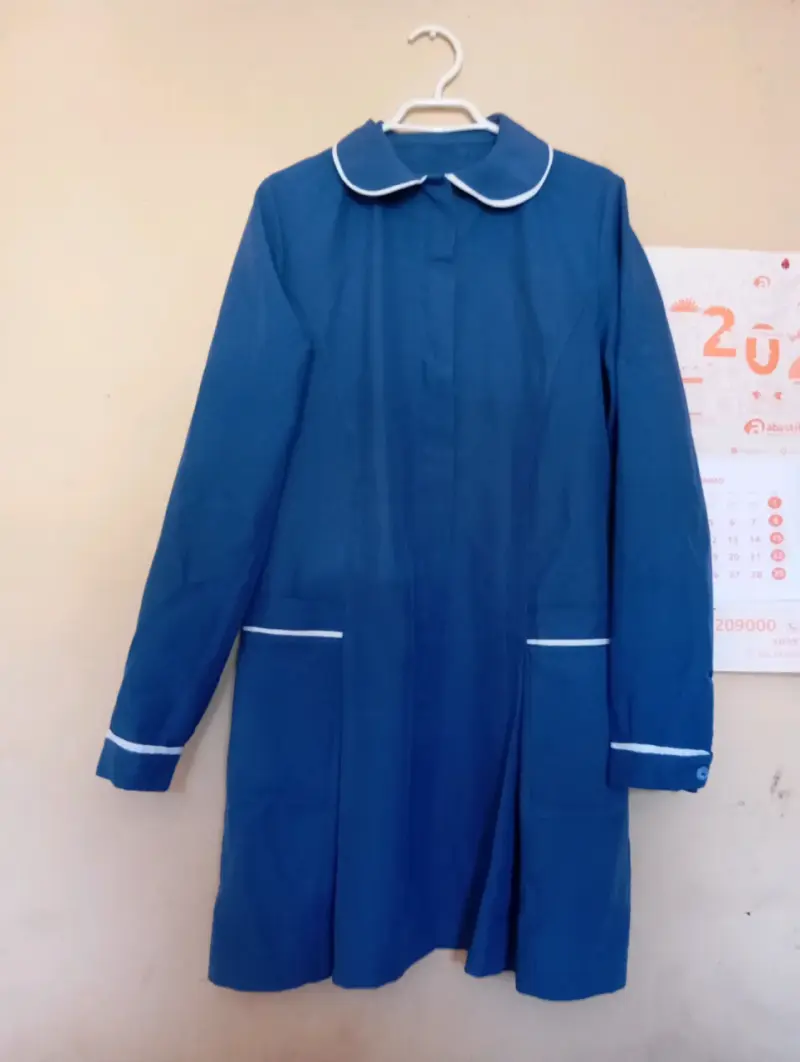 Delantal escolar azul con ribetes blancos - 2