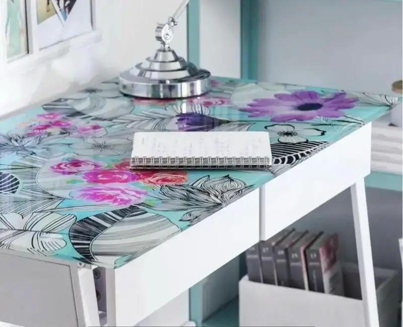 Escritorio blanco con cubierta floral de vidrio