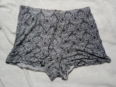 Shorts estampados blanco y negro para mujer - miniatura 1