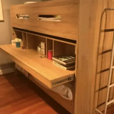 Cama alta con escritorio y estantería de madera - miniatura 1