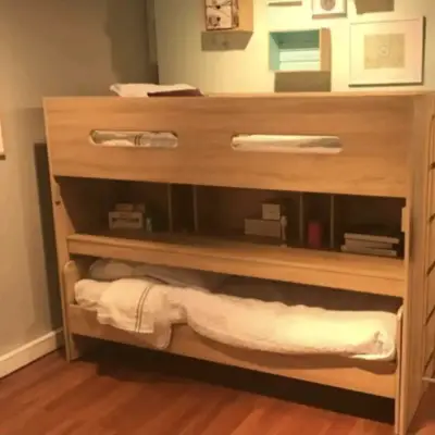 Cama alta con escritorio y estantería de madera - miniatura 2
