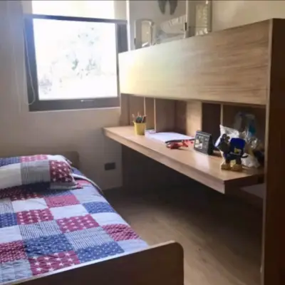 Cama alta con escritorio y estantería de madera - miniatura 3